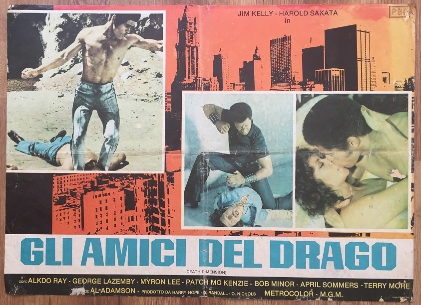GLI AMİCİ DEL DRAGO LOBİ KARTI FİLM AFİŞİ - YORGUN 64 X 48 CM