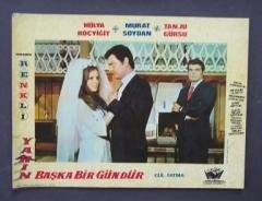 YARIN BAŞKA BİR GÜNDÜR HÜLYA KOÇYİĞİT MURAT SOYDAN 23 - LOBİ KARTI