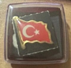 Türk Bayrağı Rozeti Mineli Kutusunda