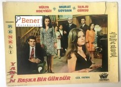 YARIN BAŞKA BİR GÜNDÜR - HÜLYA KOÇYİĞİT - MURAT SOYDAN - LOBİ KARTI - KONDİSYON DÜŞÜK